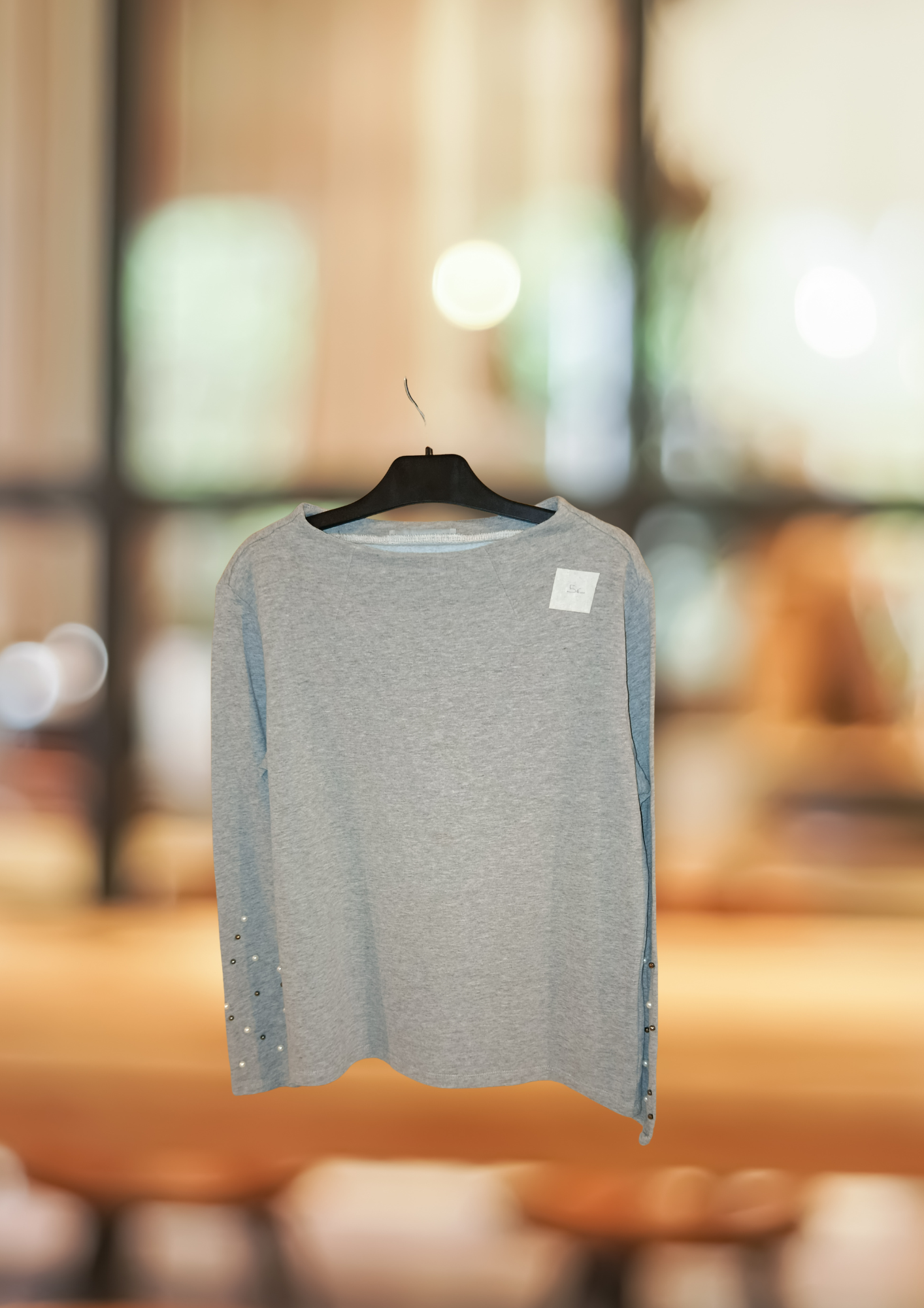 Pull gris perle manches perlées – élégant & féminin